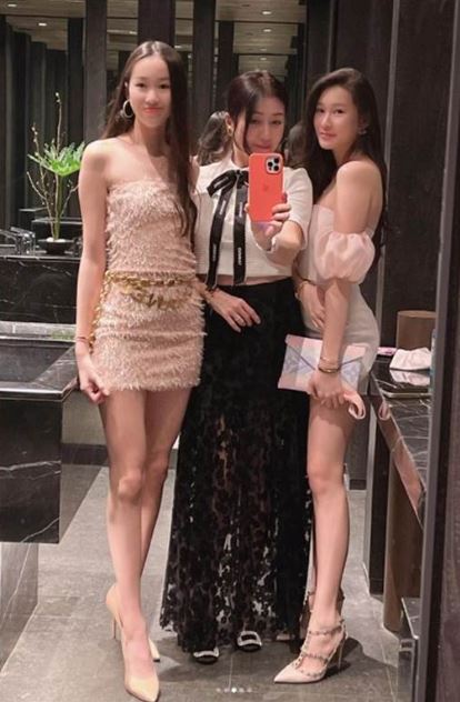 甘願當媽隱退！類戲劇女星移居加拿大「55歲熟女模樣曝」網嗨喊好美　同框2愛女「凍齡宛如姊妹」