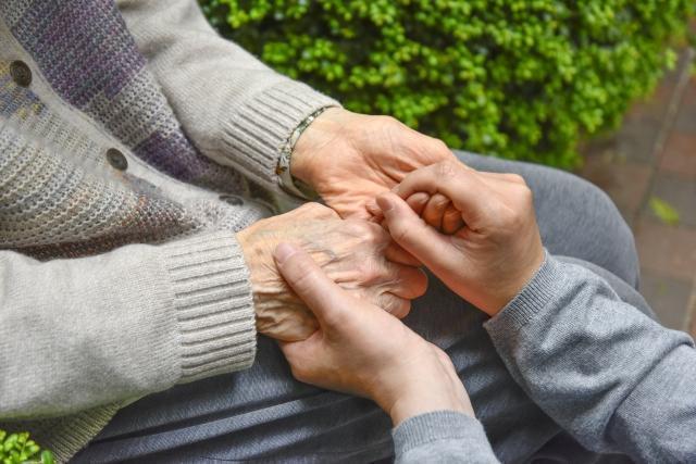拿走800萬養老金！兒「丟包92歲老母親」不見人影　嬤不斷按門鈴「寒風中呆坐整晚」進嘸家門