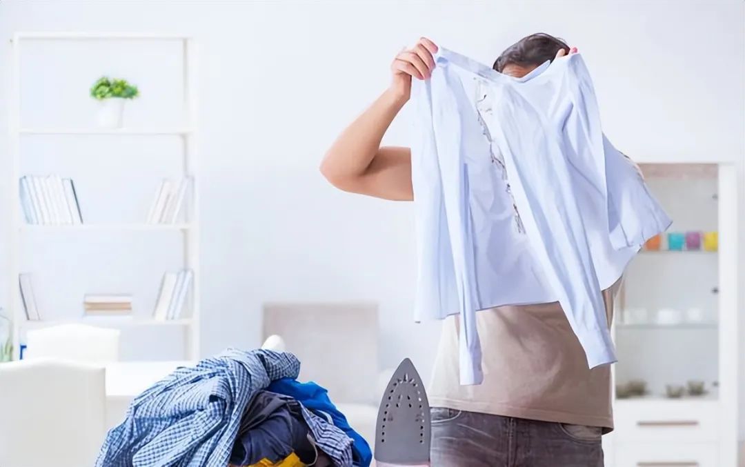 洗好的衣服到底要「正面曬還是翻反面曬」？專家解析「一關鍵判別」很多主婦也做錯：難怪衣服容易褪色