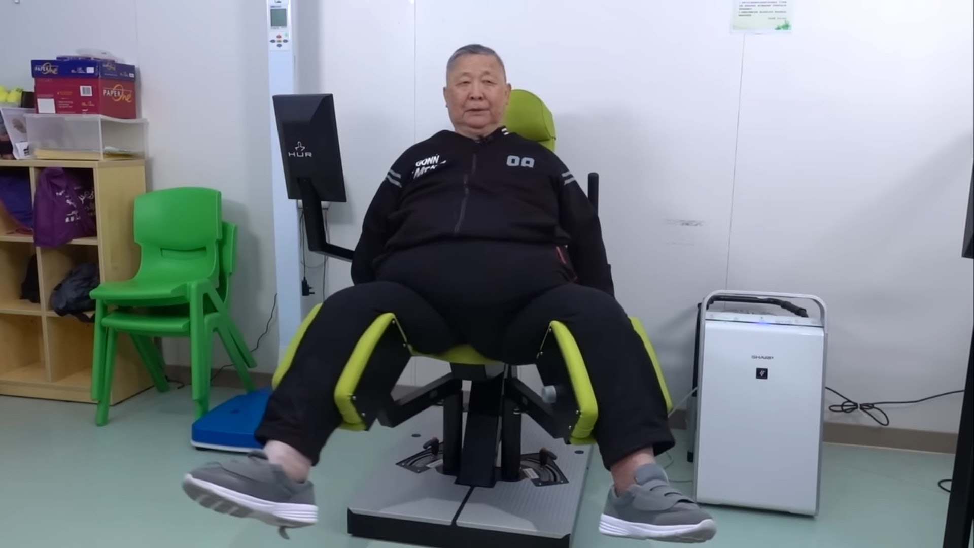 跌倒緊急手術！75歲老戲骨「暴瘦30公斤現身」網喊認不出　被提6次離婚無奈「到底做錯什麼」
