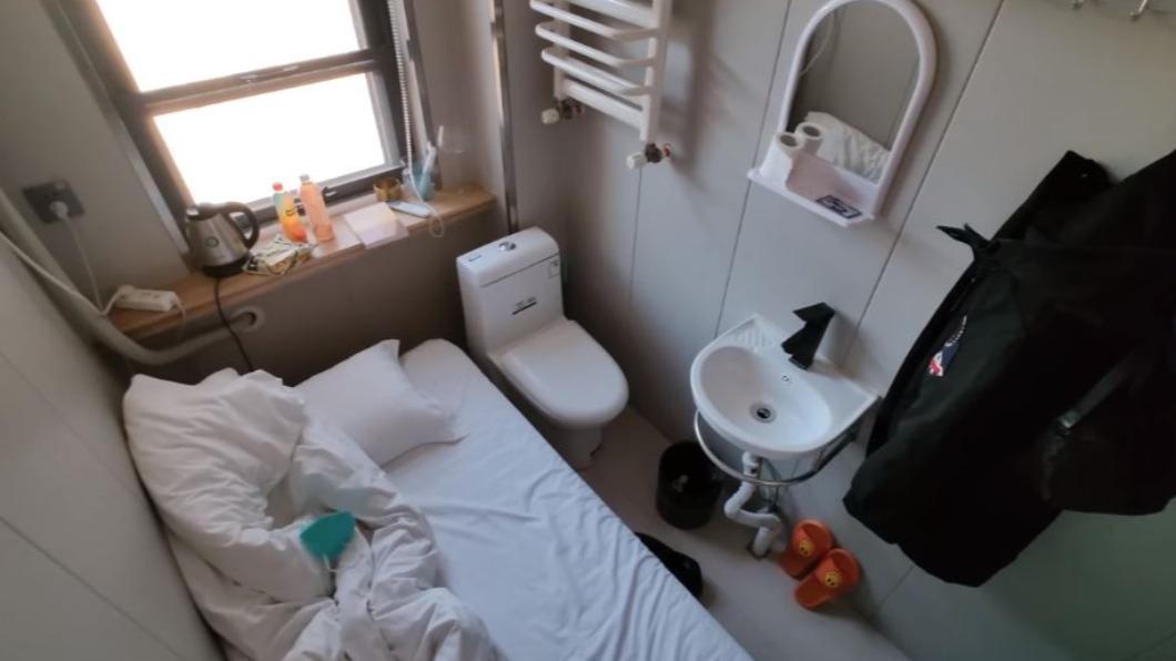 馬桶就在床邊！超扯套房曝光「0室0廳1衛」月租要8千　他實住讚「設計確實好」網全傻眼