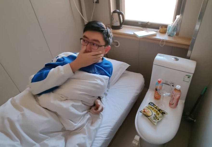 馬桶就在床邊！超扯套房曝光「0室0廳1衛」月租要8千　他實住讚「設計確實好」網全傻眼