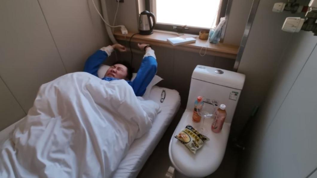 馬桶就在床邊！超扯套房曝光「0室0廳1衛」月租要8千　他實住讚「設計確實好」網全傻眼