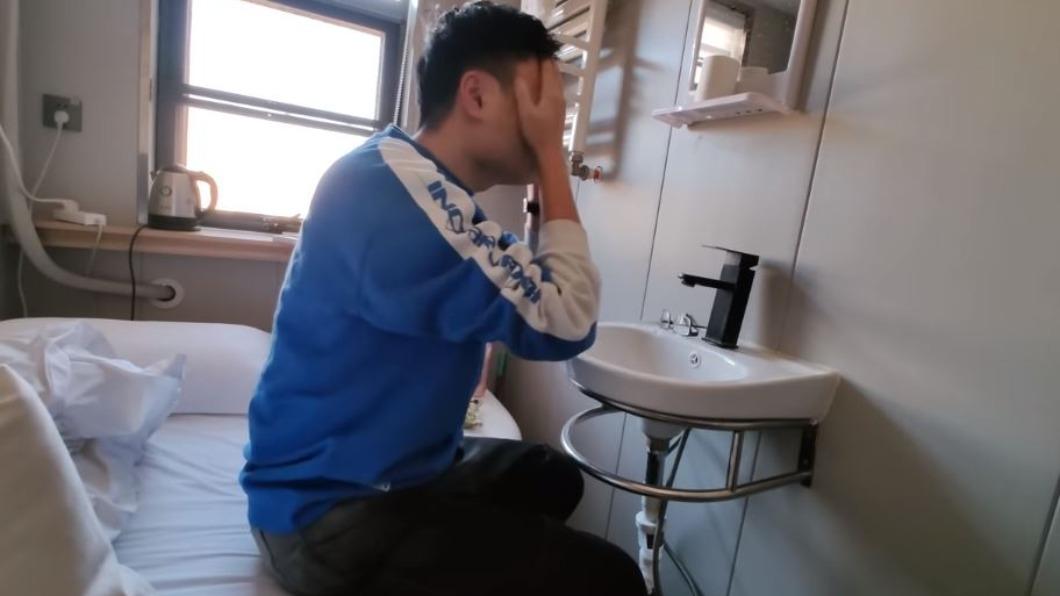 馬桶就在床邊！超扯套房曝光「0室0廳1衛」月租要8千　他實住讚「設計確實好」網全傻眼