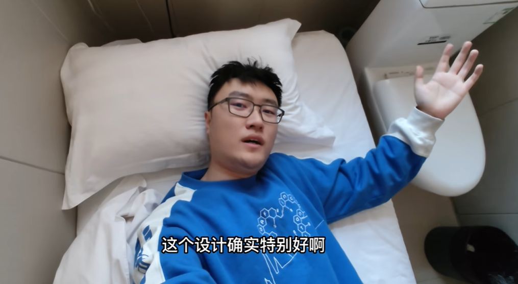 馬桶就在床邊！超扯套房曝光「0室0廳1衛」月租要8千　他實住讚「設計確實好」網全傻眼