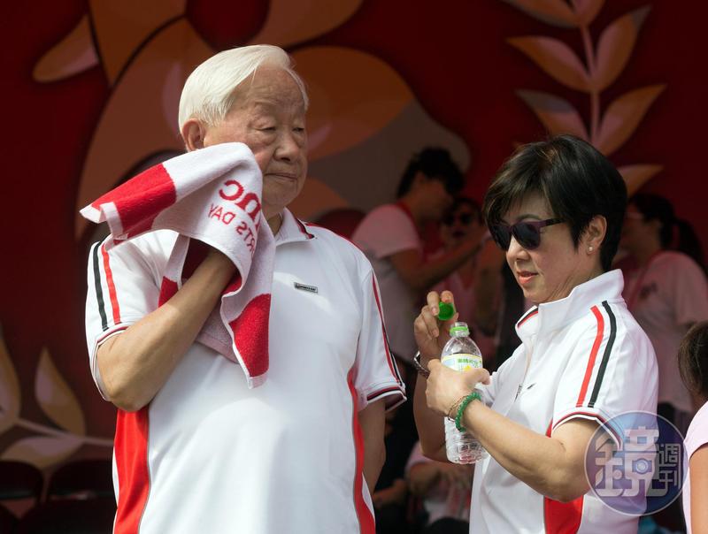 退休相看兩不厭！張淑芬揪尪42天黏緊緊「沒吵過一次架」　結縭22年「睡前上演十八相送」愛意擋不住
