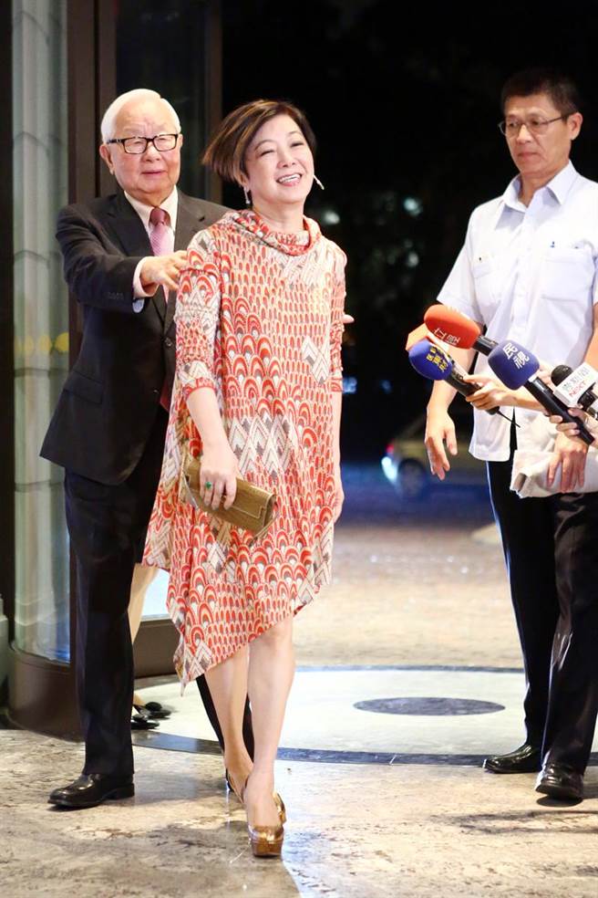 退休相看兩不厭！張淑芬揪尪42天黏緊緊「沒吵過一次架」　結縭22年「睡前上演十八相送」愛意擋不住
