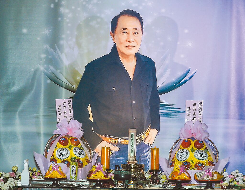 老友一夜驟逝！資深影星「含淚赴向雲鵬告別式」年初才見面　悲吐遺憾「約定好了卻再也做不到」