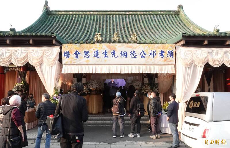 老友一夜驟逝！資深影星「含淚赴向雲鵬告別式」年初才見面　悲吐遺憾「約定好了卻再也做不到」