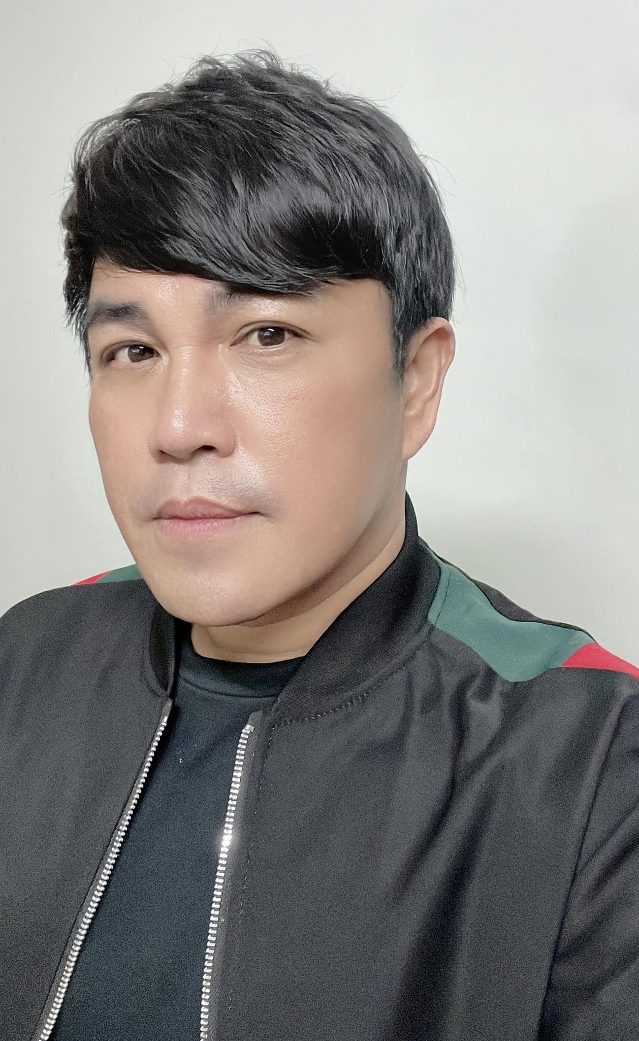 爆紅一瞬間！53歲男星淡出10年「轉行慘賠3千萬」痛哭：父母房子沒了　坦言「想穿紅衣到頂樓」一度想不開