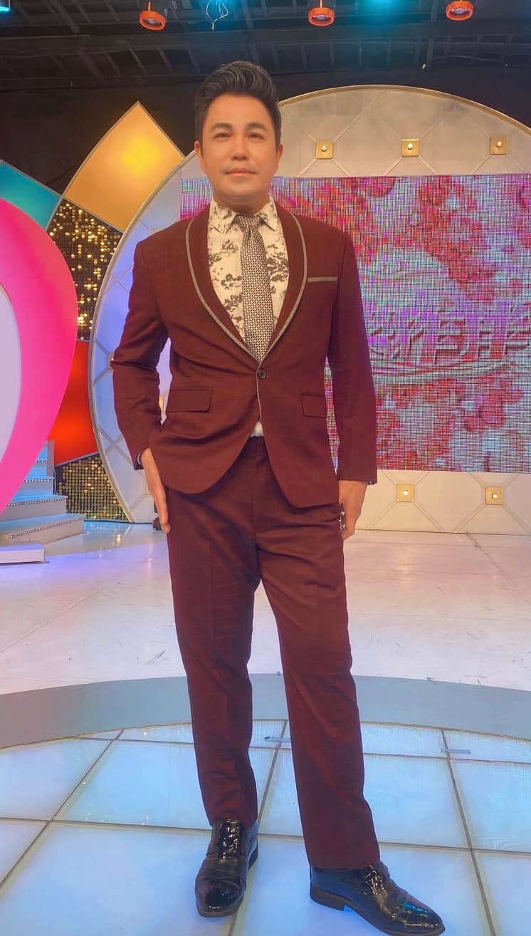 爆紅一瞬間！53歲男星淡出10年「轉行慘賠3千萬」痛哭：父母房子沒了　坦言「想穿紅衣到頂樓」一度想不開