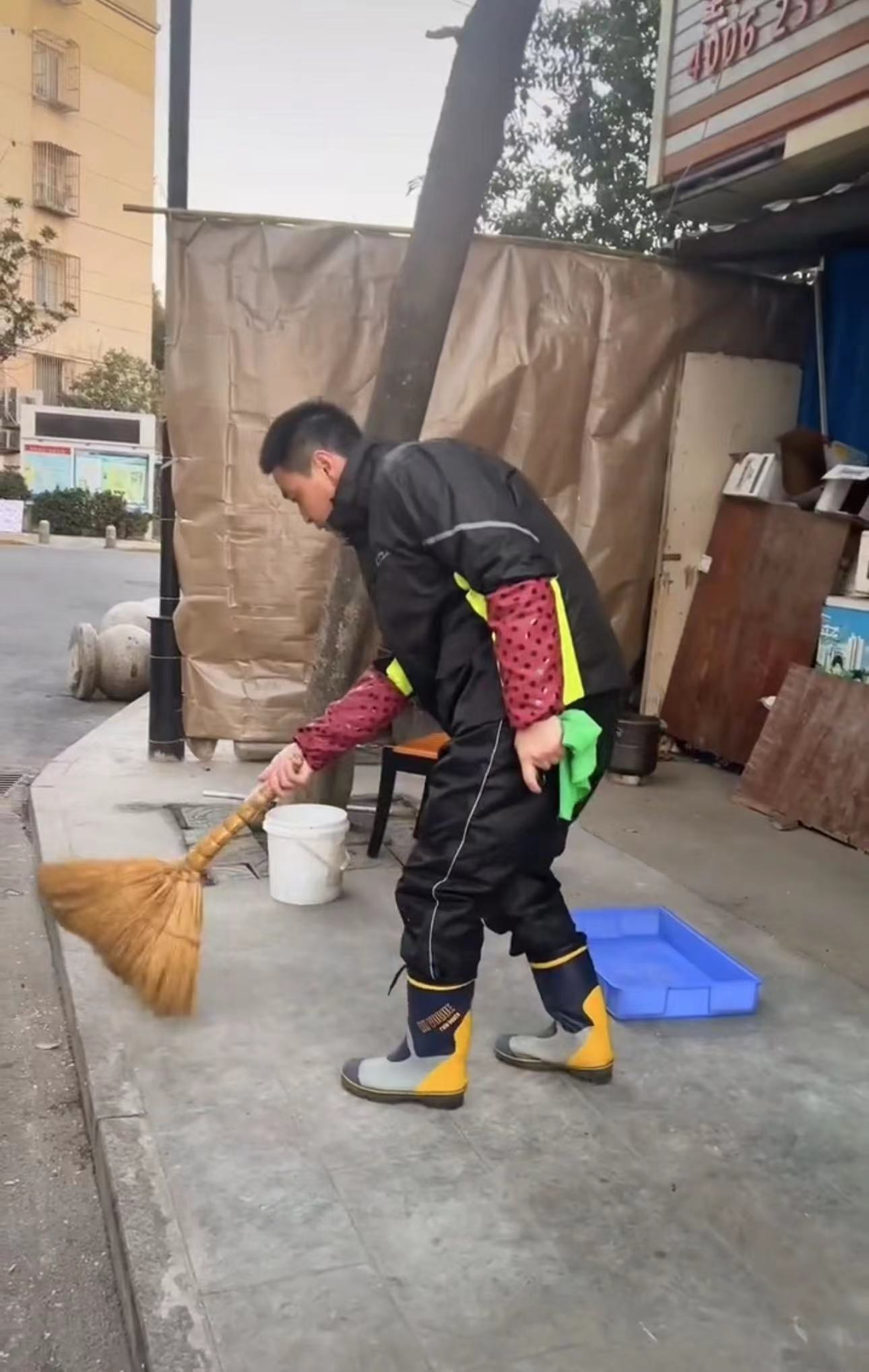 明星李飛轉行擺攤賣魚 親情勝過名利 網友大讚：真男人！