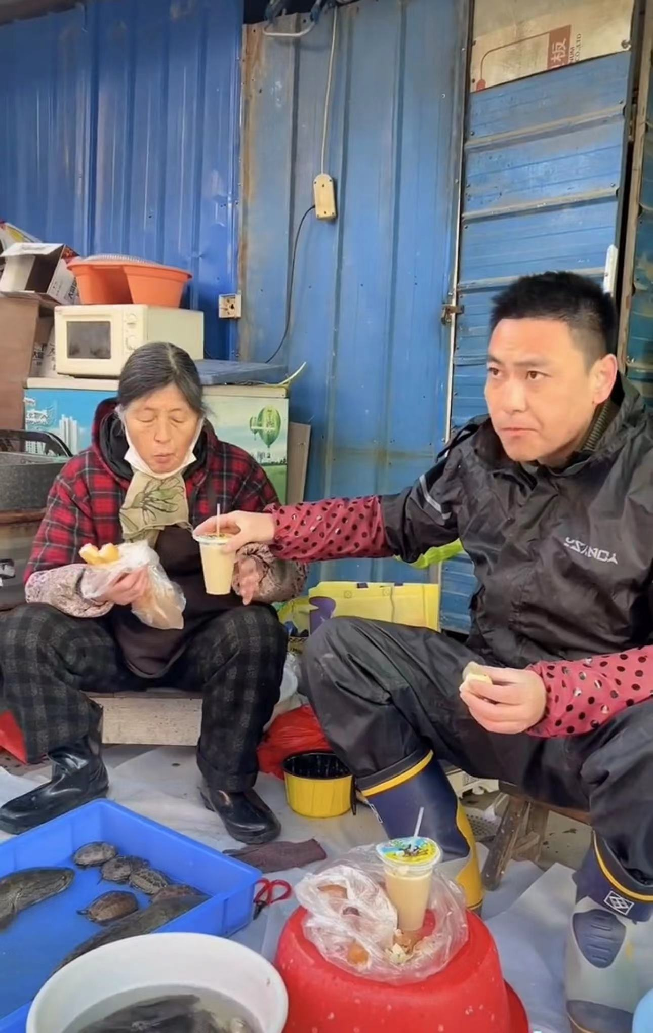 在外漂泊20年！40歲男星回家「陪母擺攤賣魚」親手刮魚鱗不喊累　被嘲「越混越慘」完全不在意眼光