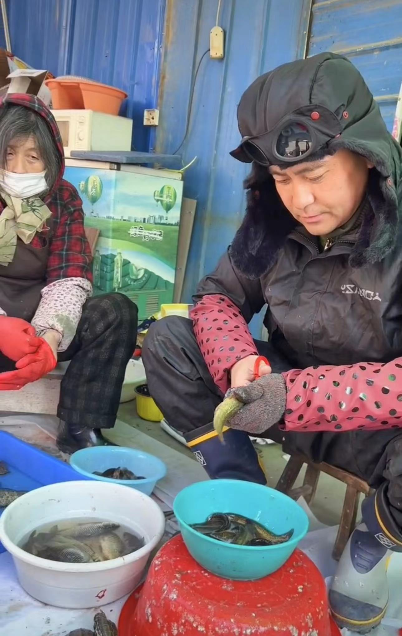 在外漂泊20年！40歲男星回家「陪母擺攤賣魚」親手刮魚鱗不喊累　被嘲「越混越慘」完全不在意眼光