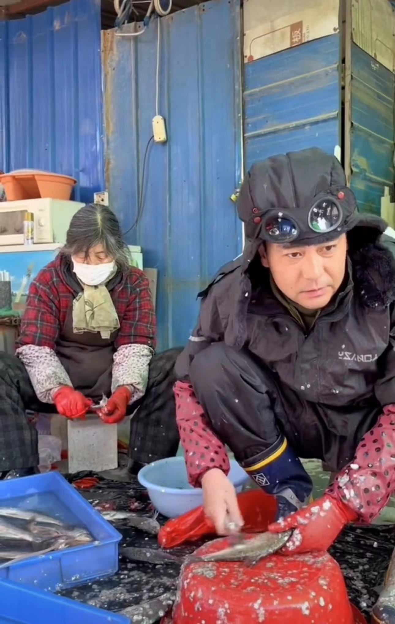 在外漂泊20年！40歲男星回家「陪母擺攤賣魚」親手刮魚鱗不喊累　被嘲「越混越慘」完全不在意眼光