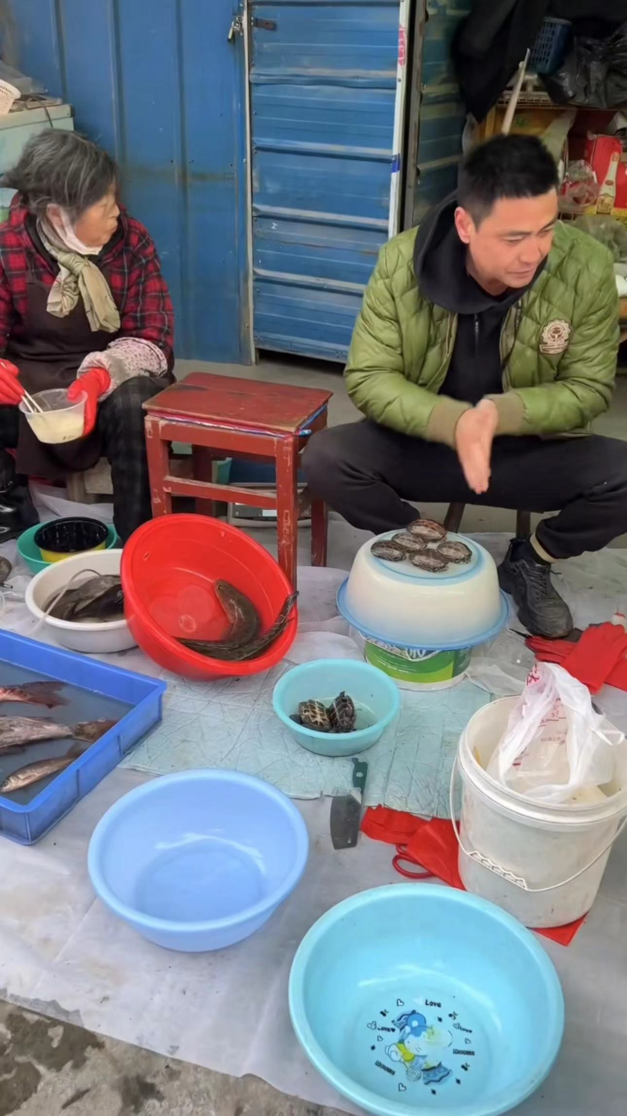 在外漂泊20年！40歲男星回家「陪母擺攤賣魚」親手刮魚鱗不喊累　被嘲「越混越慘」完全不在意眼光