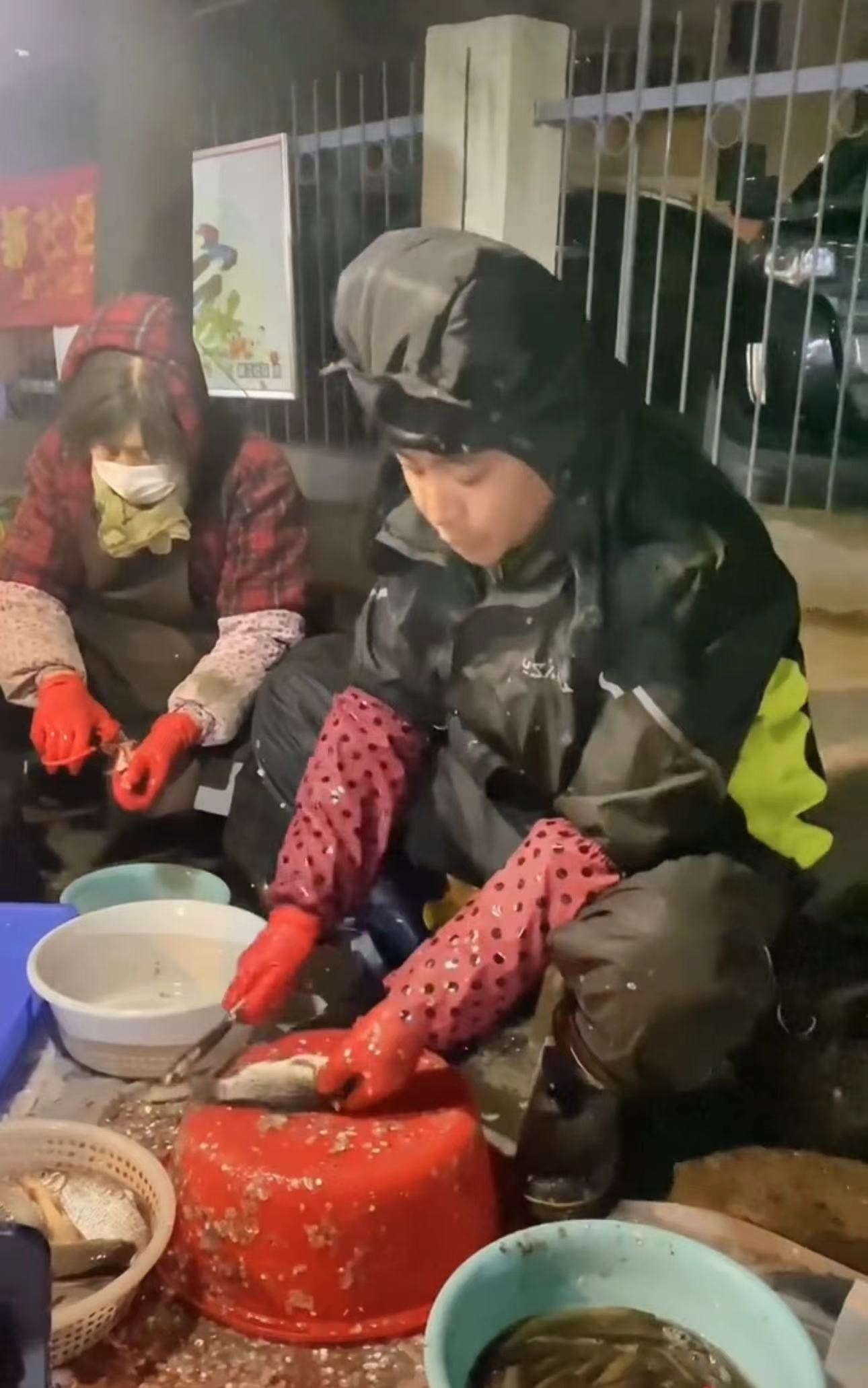 在外漂泊20年！40歲男星回家「陪母擺攤賣魚」親手刮魚鱗不喊累　被嘲「越混越慘」完全不在意眼光