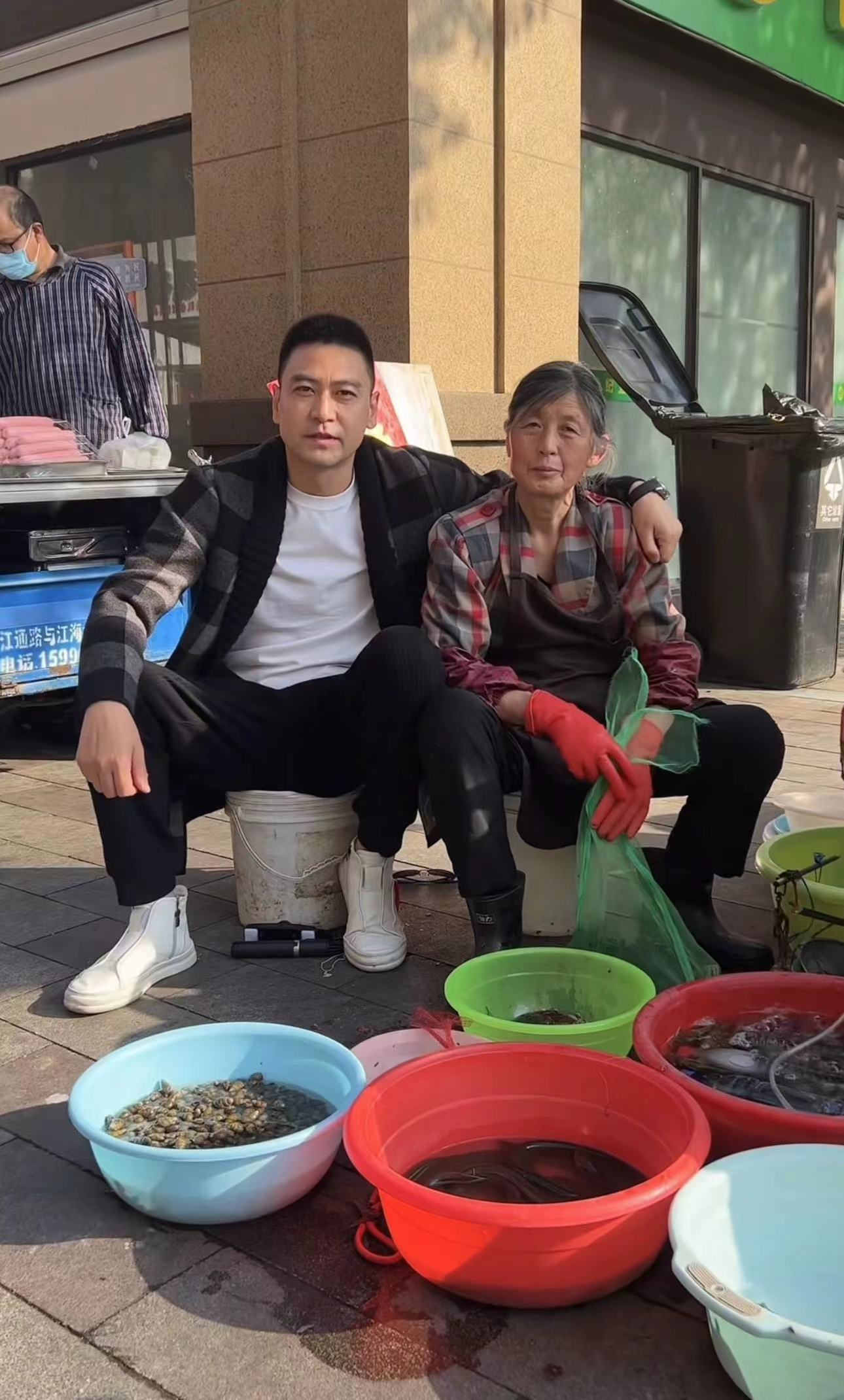 在外漂泊20年！40歲男星回家「陪母擺攤賣魚」親手刮魚鱗不喊累　被嘲「越混越慘」完全不在意眼光