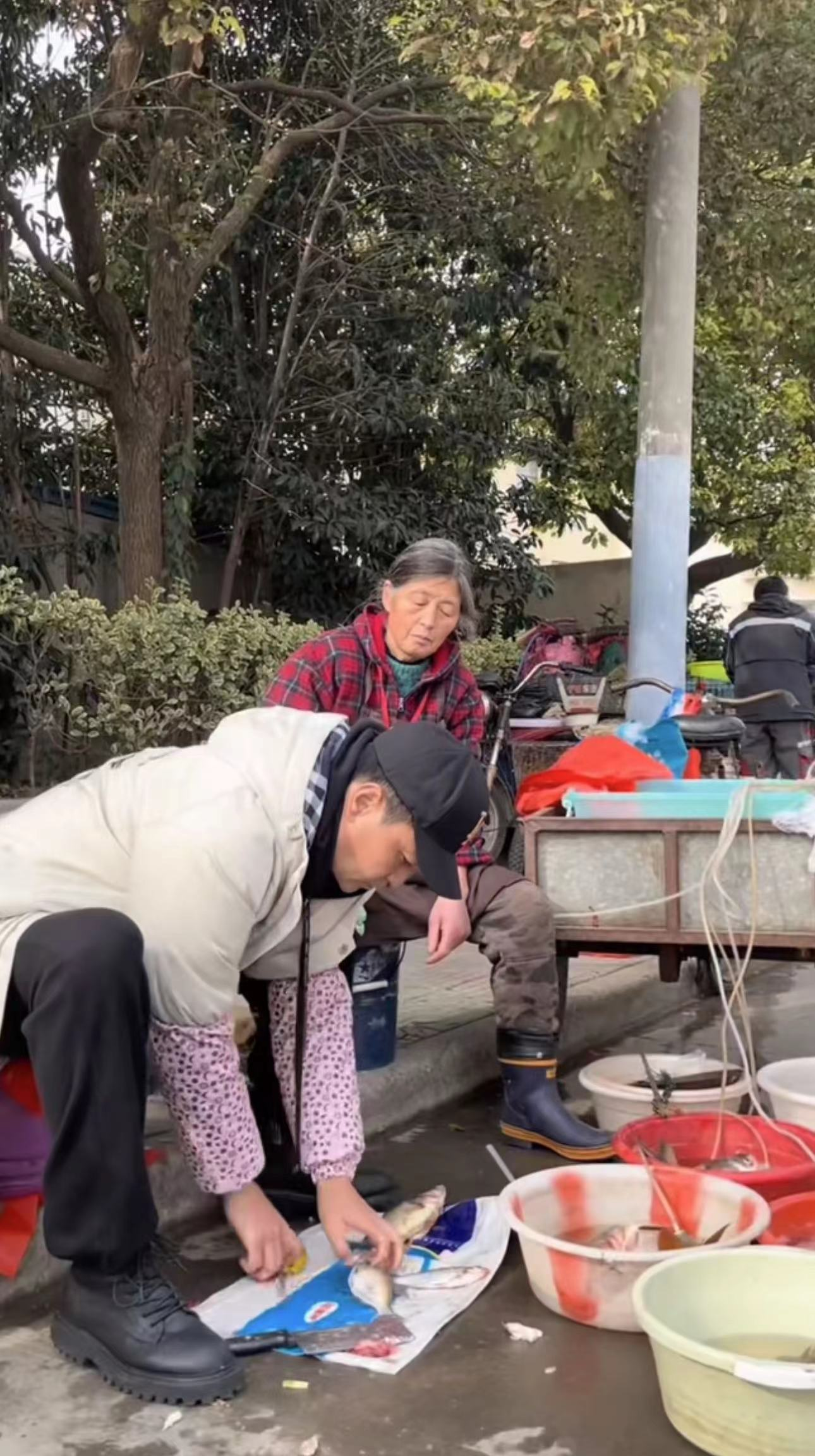 在外漂泊20年！40歲男星回家「陪母擺攤賣魚」親手刮魚鱗不喊累　被嘲「越混越慘」完全不在意眼光