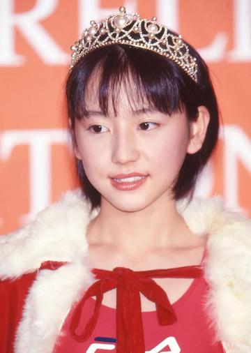 被封國民女神！她靠「青澀初戀系臉蛋」爆紅　昔被爆父女戀「近況讓網看呆」