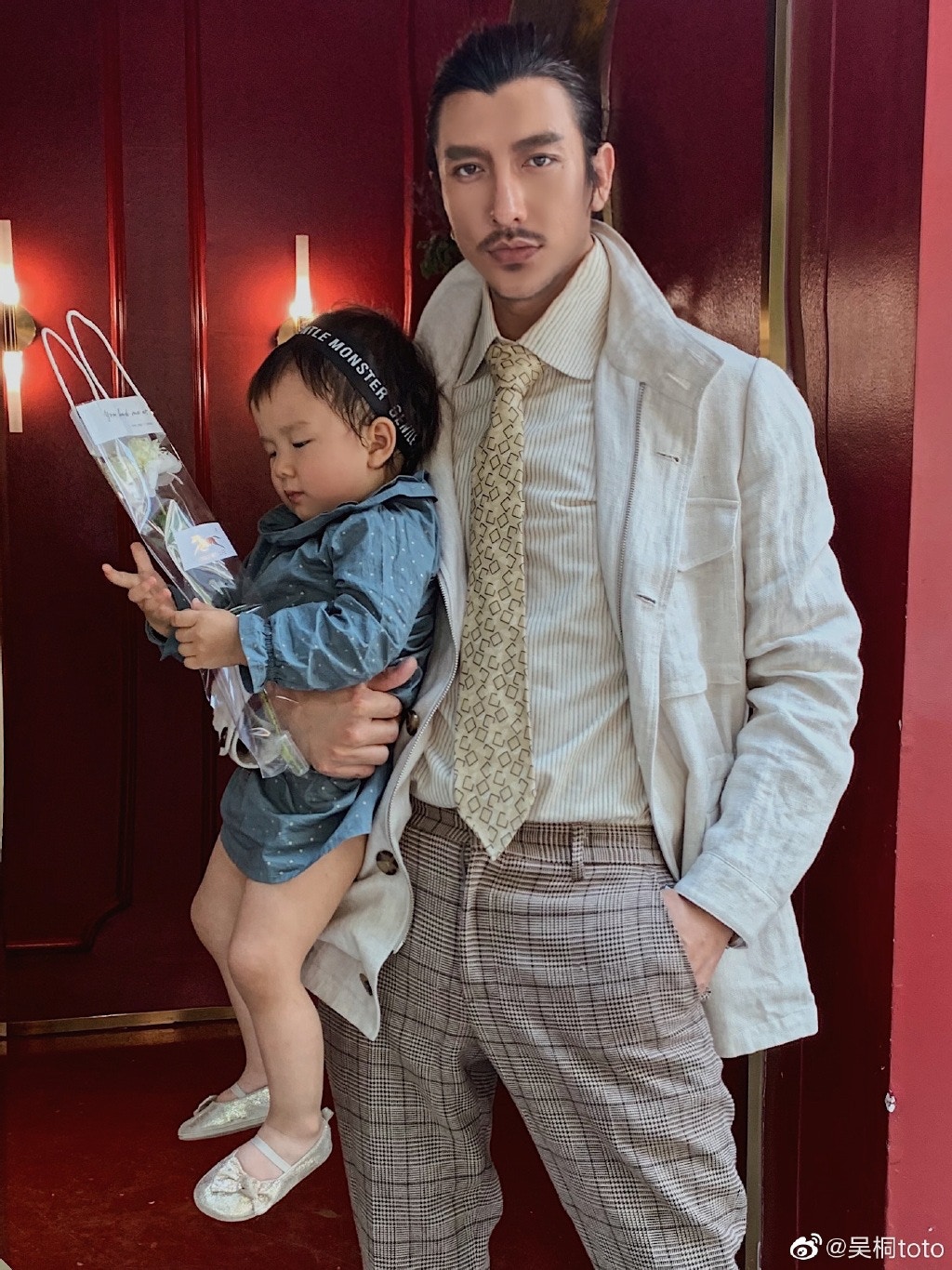 狂吸90萬粉！大叔網紅花10年整形「帥到撞臉金城武」　過往長相曝光「網全認不出」