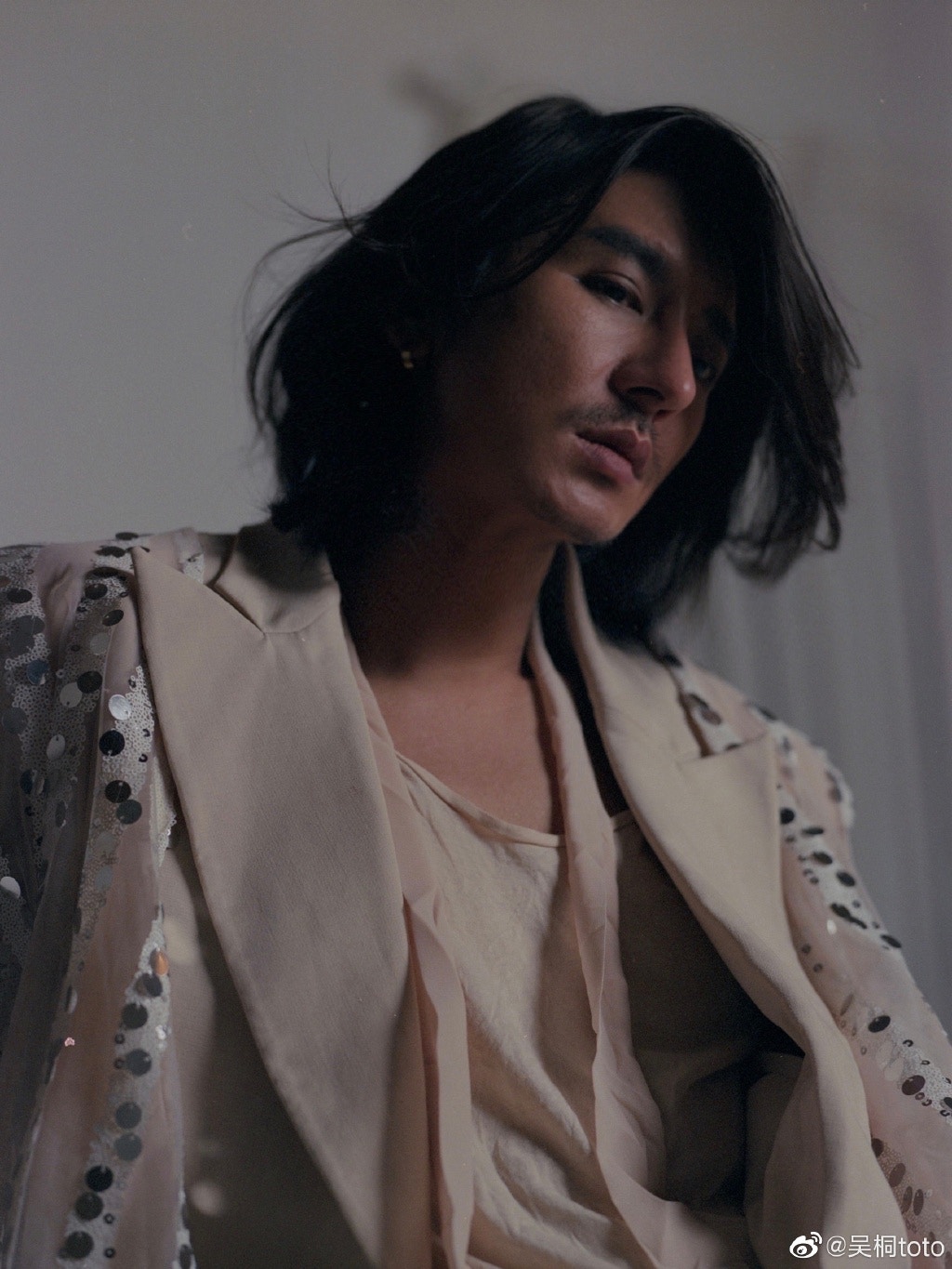 狂吸90萬粉！大叔網紅花10年整形「帥到撞臉金城武」　過往長相曝光「網全認不出」