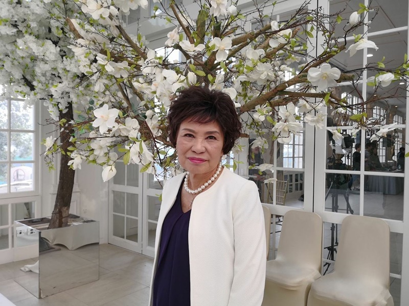 一度病危！資深女星「扶助行器現身」感慨標靶藥好貴　「未婚沒子女」走後骨灰撒花園