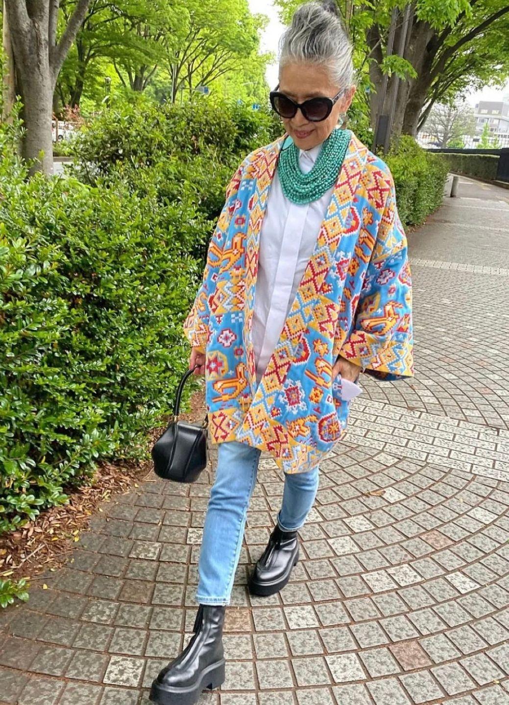 美得很高級！73歲最美奶奶「堅持不染白髮」靠穿搭驚豔6萬人　「必學四大祕訣」不扮嫩連年輕人都佩服