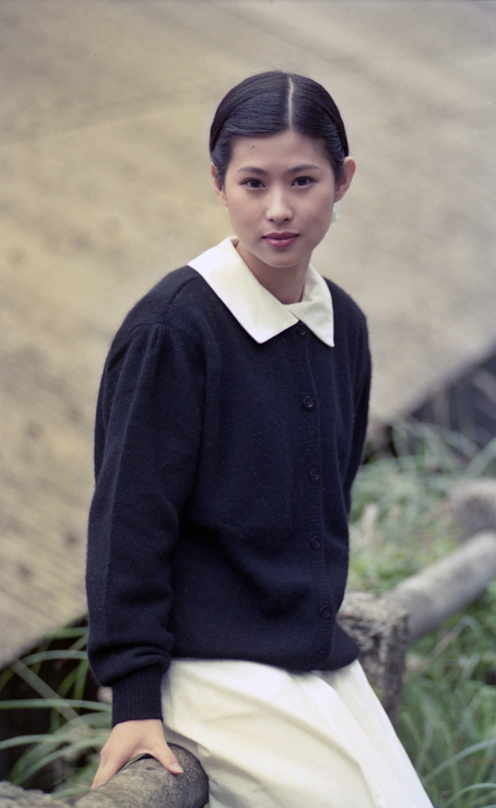 退圈33年無消息！她曾演梁朝偉妻子「清秀模樣惹人疼」　嫁青梅竹馬尪「為愛移居美國近況曝」