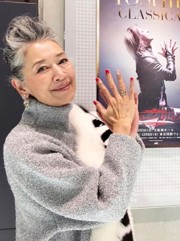 美得很高級！73歲最美奶奶「堅持不染白髮」靠穿搭驚豔6萬人　「必學四大祕訣」不扮嫩連年輕人都佩服