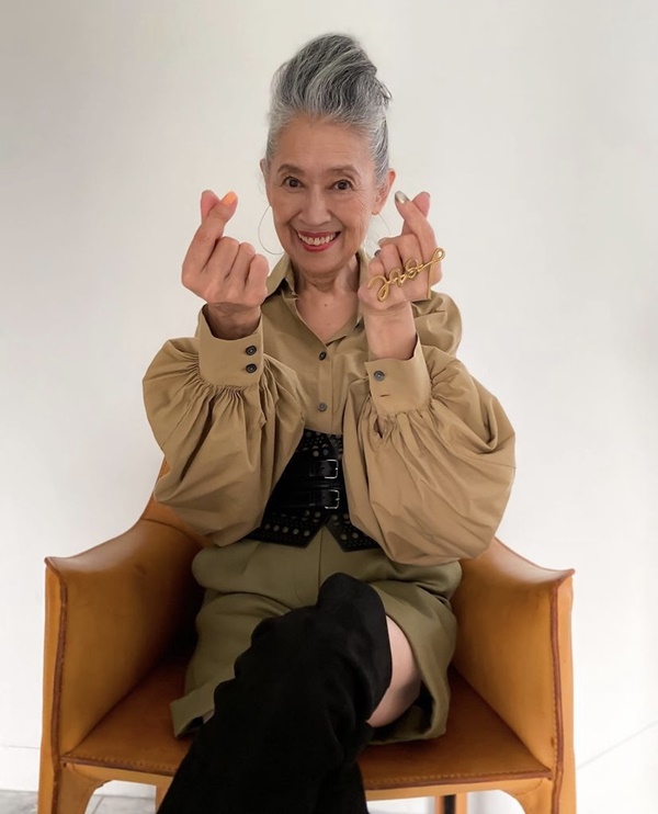 美得很高級！73歲最美奶奶「堅持不染白髮」靠穿搭驚豔6萬人　「必學四大祕訣」不扮嫩連年輕人都佩服