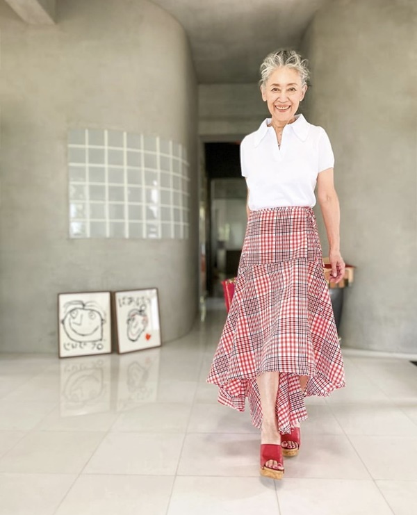 美得很高級！73歲最美奶奶「堅持不染白髮」靠穿搭驚豔6萬人　「必學四大祕訣」不扮嫩連年輕人都佩服