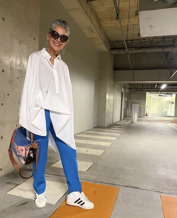 美得很高級！73歲最美奶奶「堅持不染白髮」靠穿搭驚豔6萬人　「必學四大祕訣」不扮嫩連年輕人都佩服