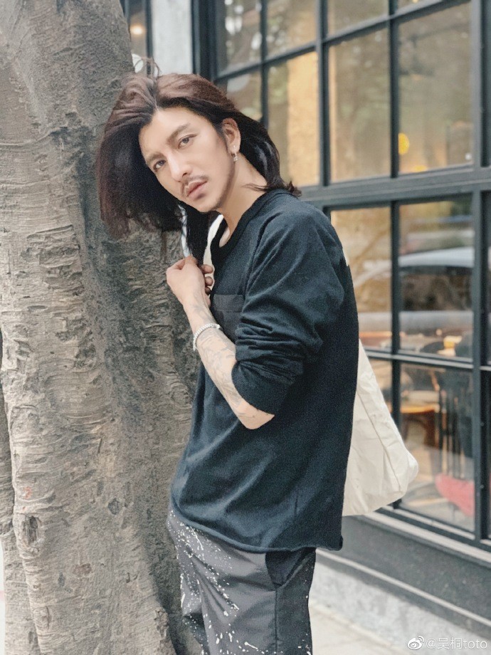 狂吸90萬粉！大叔網紅花10年整形「帥到撞臉金城武」　過往長相曝光「網全認不出」