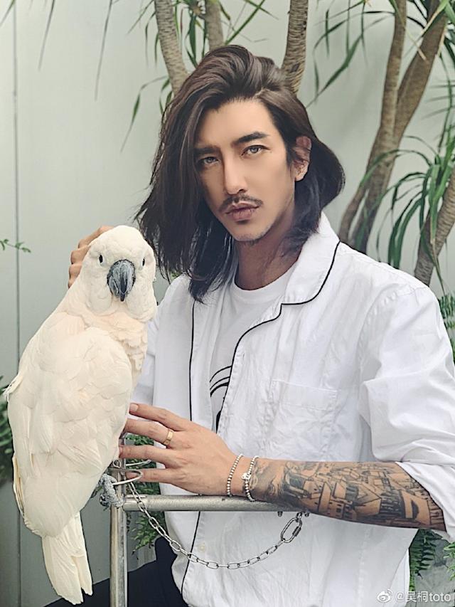 狂吸90萬粉！大叔網紅花10年整形「帥到撞臉金城武」　過往長相曝光「網全認不出」