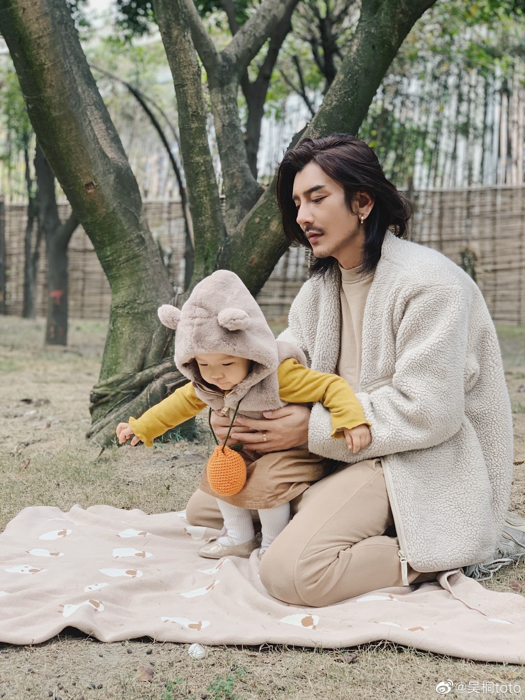 狂吸90萬粉！大叔網紅花10年整形「帥到撞臉金城武」　過往長相曝光「網全認不出」