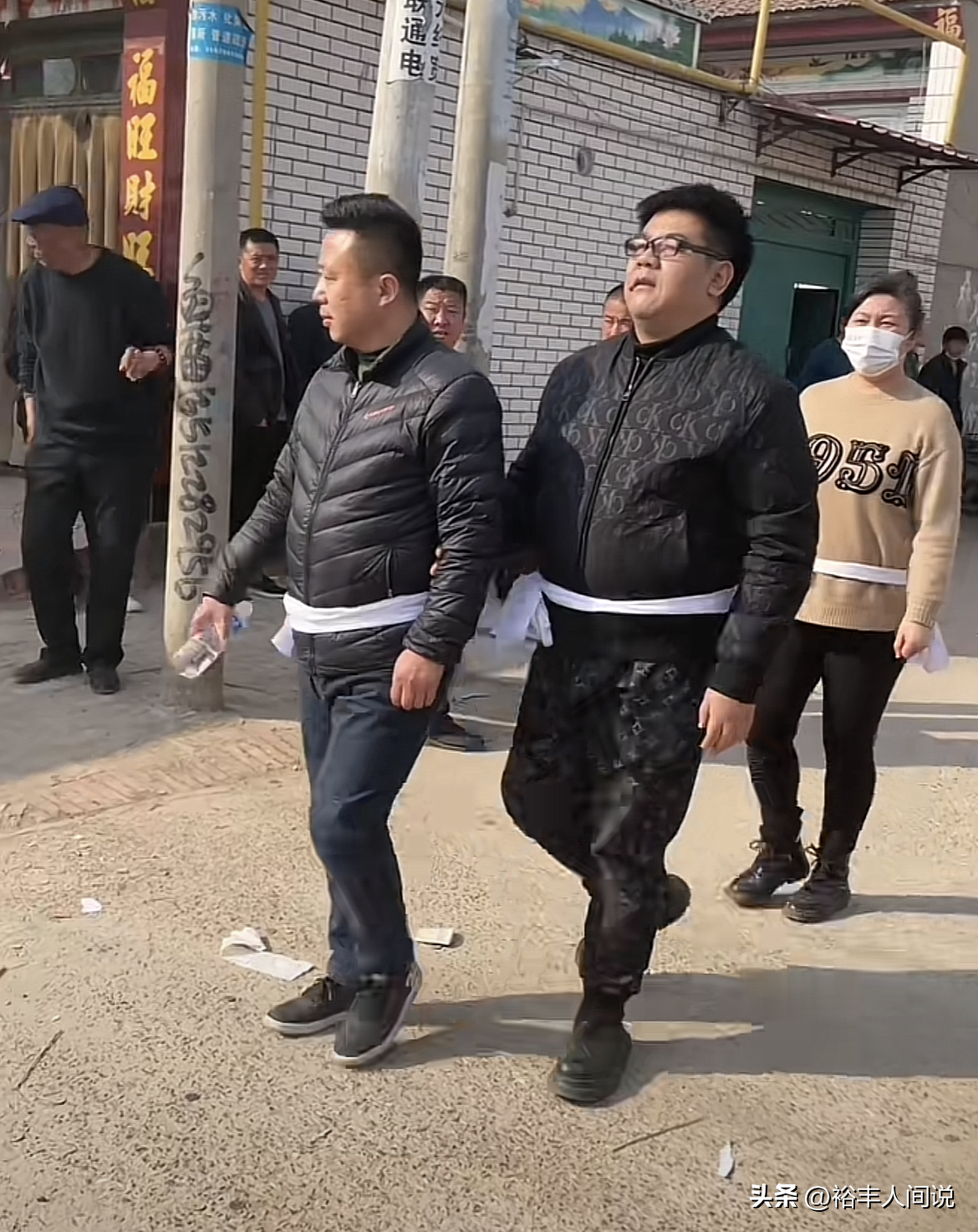 母親突離世！62歲歌手「大辦熱鬧葬禮」滿臉笑容　畫面曝光「被網友罵翻」知情人心疼：這才是真的孝順