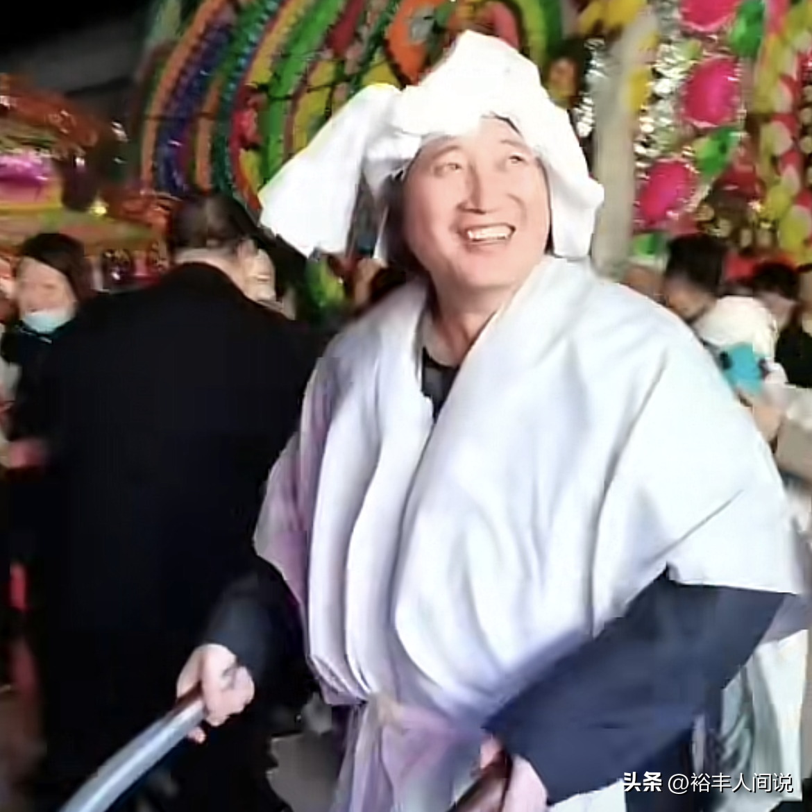 母親突離世！62歲歌手「大辦熱鬧葬禮」滿臉笑容　畫面曝光「被網友罵翻」知情人心疼：這才是真的孝順