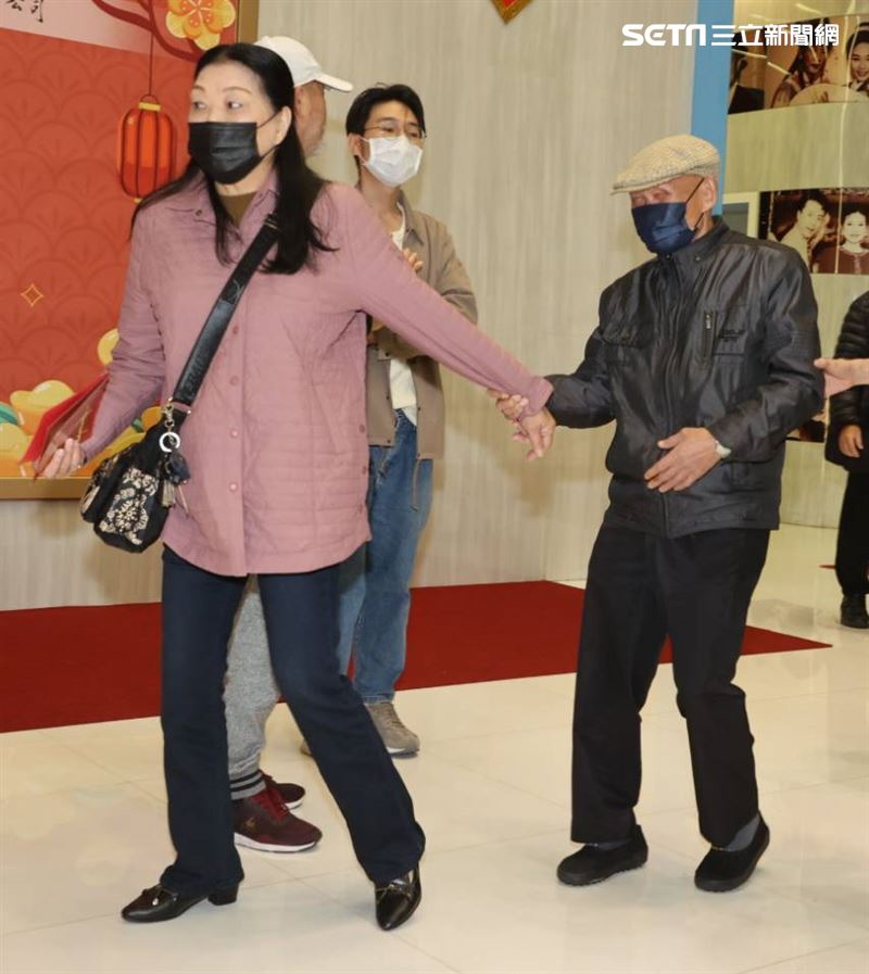 市場艱難賣唱！李炳輝夫妻淚謝「大咖明星」寒冬送暖　認了「夫妻爆衝突」傻眼：人還沒回來