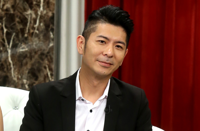 約喝茶想壞壞！56歲台語歌王驚爆「硬上45歲單親媽」　女方淚曝對話「被1萬元打發」