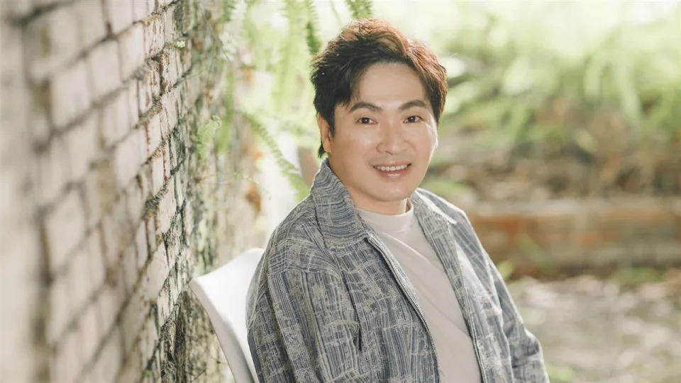 兒時患小兒麻痺！台語歌手「上學用爬的」被同學丟石頭　訪客一來「被爸鎖廁所」坐輪椅逆轉人生