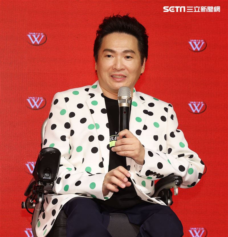 兒時患小兒麻痺！台語歌手「上學用爬的」被同學丟石頭　訪客一來「被爸鎖廁所」坐輪椅逆轉人生