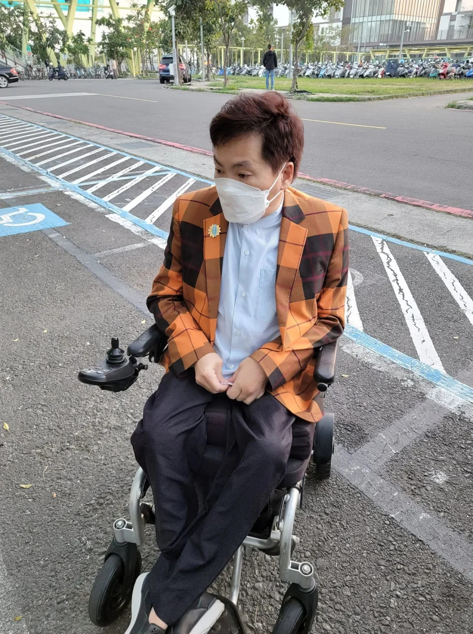 兒時患小兒麻痺！台語歌手「上學用爬的」被同學丟石頭　訪客一來「被爸鎖廁所」坐輪椅逆轉人生