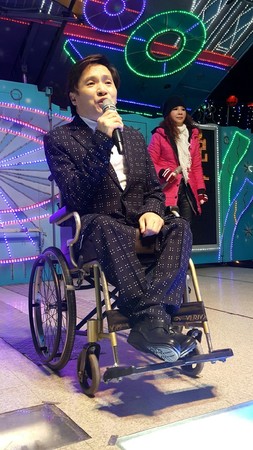 兒時患小兒麻痺！台語歌手「上學用爬的」被同學丟石頭　訪客一來「被爸鎖廁所」坐輪椅逆轉人生