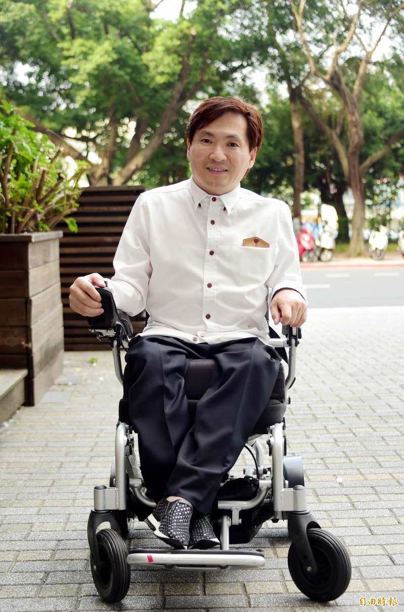 兒時患小兒麻痺！台語歌手「上學用爬的」被同學丟石頭　訪客一來「被爸鎖廁所」坐輪椅逆轉人生