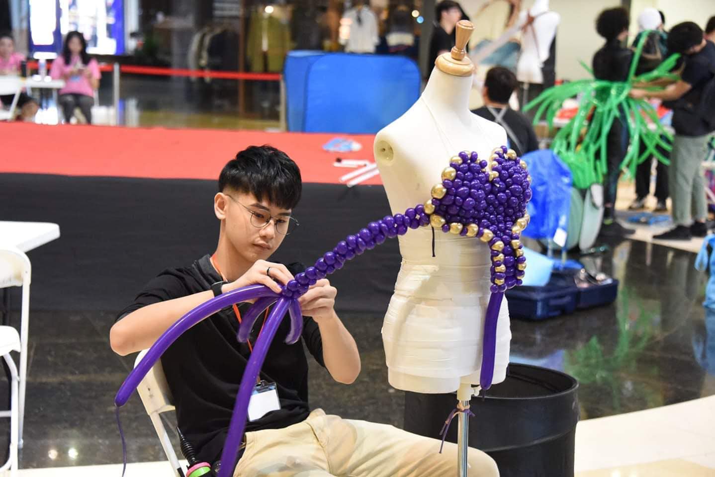 台灣19歲氣球藝術家洪璽皓 用500條氣球拼出「鳳凰」勇奪世界季軍 展現不屈不撓的台灣精神