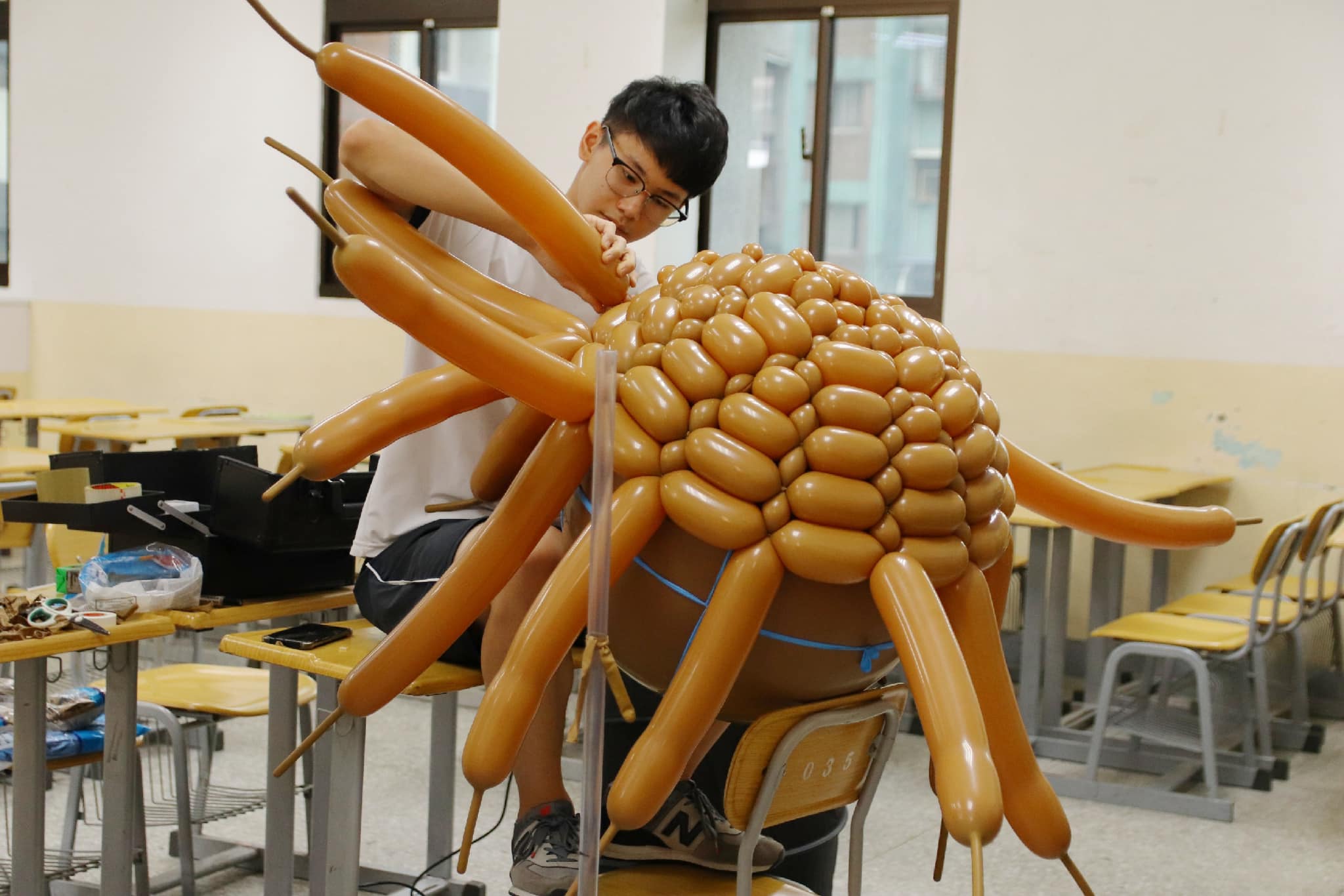 熬過零收入！19歲男星「用500條氣球拼出鳳凰」成台灣之光　勇奪世界季軍「作品驚豔全場」