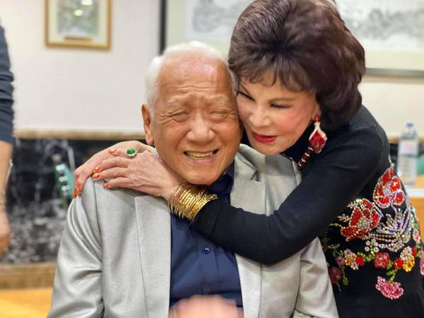 當50年情婦！資深女星分手後「嫁小5歲尪」姊弟戀維持39年　「偕夫移民美國」自爆：前任有留一筆遺產