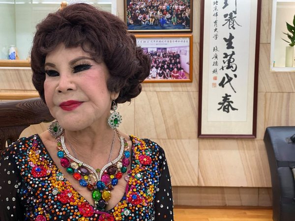 當50年情婦！資深女星分手後「嫁小5歲尪」姊弟戀維持39年　「偕夫移民美國」自爆：前任有留一筆遺產