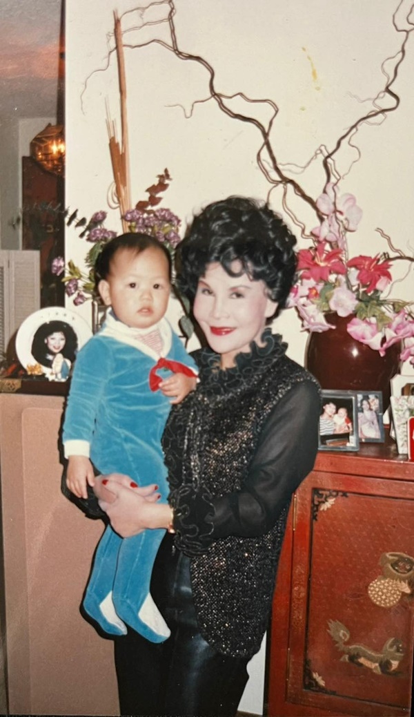 當50年情婦！資深女星分手後「嫁小5歲尪」姊弟戀維持39年　「偕夫移民美國」自爆：前任有留一筆遺產